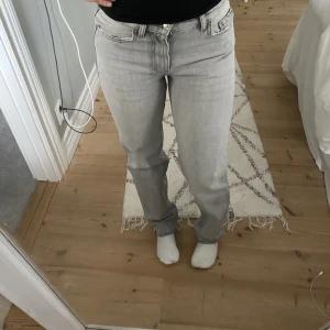 Lågmidjade jeans - Ett år jättefina lågmidjade jeans ifrån gina tricot i storlek 32, säljer pga att de har blivit för små 💞💕