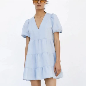 Jeans klänning zara  - Säljer min jätte söta jeans klänning från zara. Fint skick! Hör av er vid frågor💞