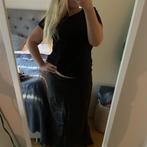 Låg midjad kjol - Säljer denna sjukt snygga låg midjade kjolen i kostymtyg. Den är köpt secondhand och är inte så använd av mig själv. Skulle då bedömma att den är i ett bra skick. 