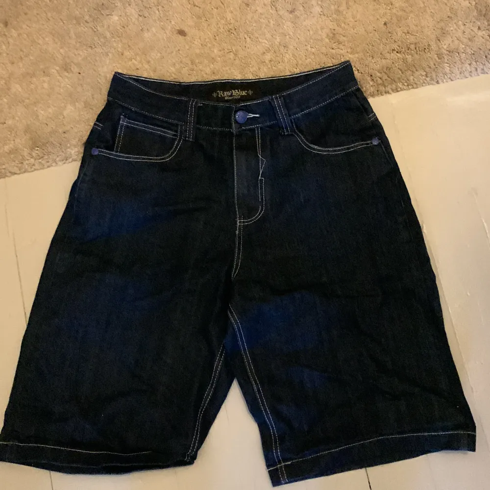 Ett par raw blue baggy shorts nästan som ny i kvalitet . Shorts.
