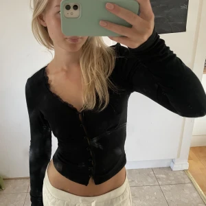 Svart långärmad - Supersnygg svart långärmad tröja med spets😍😍