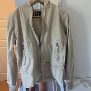 Vårjacka - Fin vårjacka köpt secondhand! Hoodiemodell!