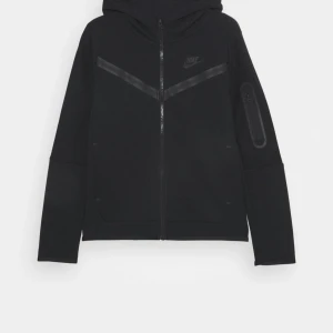 Nike tech fleece - Säljer min Nike tech för att den inte passar mig längre. Hör av dig för riktiga bilder😁