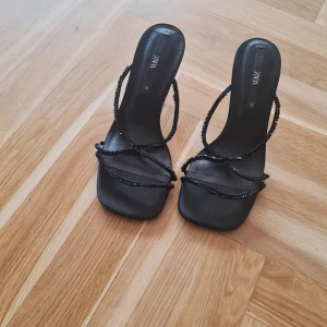 Zara skor  - Skor med strass från zara, stl 38. Aldrig använda!