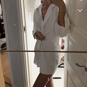 Skjortklänning stradivarius  - Skjortklänning från stradivarius i strl S som aldrig är använd 🤍🤝 jag är 171 cm lång! Går att framhäva midjan med skärp osv. Perfekt att slänga över en bikini i sommar!💕