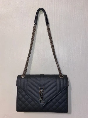 Yves Saint Laurent Envelope Medium - Hej, Säljer nu min mycket fina YSL väska som är köpt sommaren 2021. Väskan är sparsamt använd och det finns inga märken eller liknande. Medföljer dustbag, box in och kvitto.