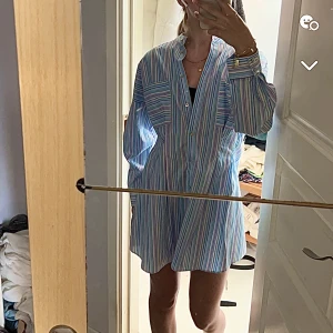 Skjortklänning zara - Skjortklänning från zara i strl S! Nypris är runt 400’kr & den går inte att köpa längre 💕 använd gärna köp nu🥰