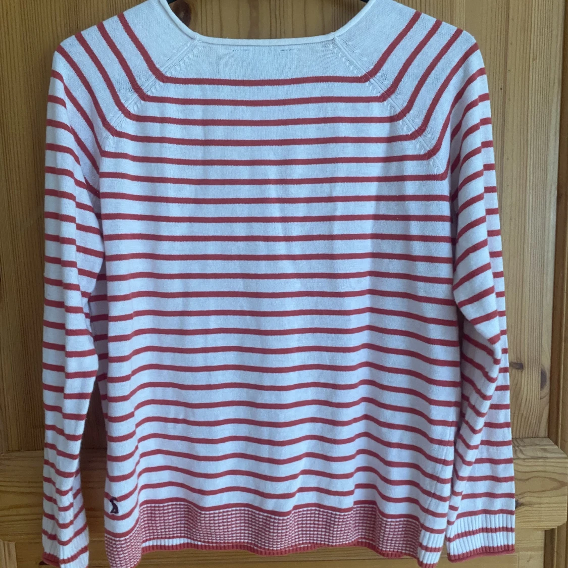 Vit tröja med röda ränder - 90
