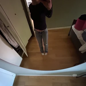 Slågmidjade jeans  - Säljer dessa långmidjade jeans då de inte kommer till användning längre🤍Pris kan diskuteras vid snabbt köp!