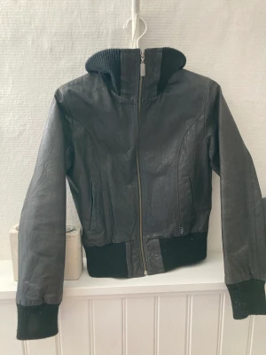 Skinnjacka  - En vintage skinnjacka köpt secondhand! Jag är 173cm lång och den sitter bra på mig!👍