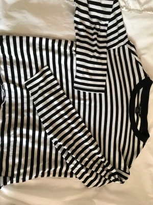 Tröja från Monki  - Sparsamt använt och i fint skick