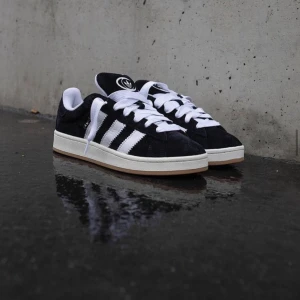 Adidas Campus 00’s - Säljer nu dessa fina Adidas Campus 00’s som är helt och hållet oanvända. Dem är endast provade och de är tyvärr för små för mig. Låda och skosnören följer med. 