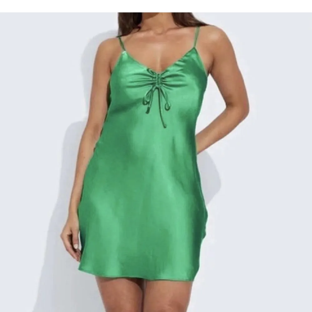 Superfin grön klänning som inte längre kommer till användning. Superfin färg som passa perfekt nu till sommaren.. Klänningar.