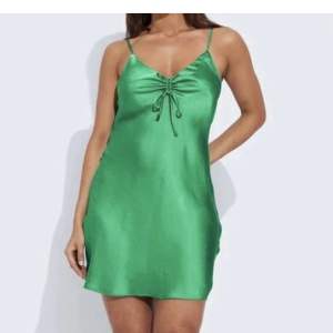 Superfin grön klänning som inte längre kommer till användning. Superfin färg som passa perfekt nu till sommaren.