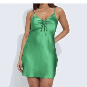 Klänning - Superfin grön klänning som inte längre kommer till användning. Superfin färg som passa perfekt nu till sommaren.