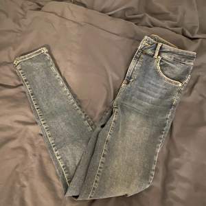 Fina blåa jeans från bikbok, använda några få gånger!👍🏽