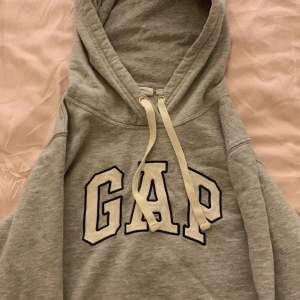 Gap hoodie i storlek xs, köpt secondhand o använd ca 4 gånger🤍