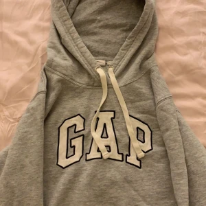 Hoodie - Gap hoodie i storlek xs, köpt secondhand o använd ca 4 gånger🤍