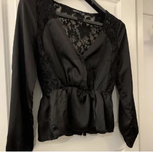 Spetts/siden topp  - Super snygg topp med i satin och spetts.  Väldigt lite använd Storlek xs men passar även en s