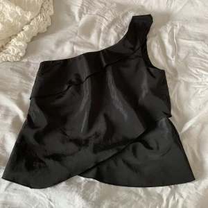 One shoulder topp! - Super söt one shoulder topp med volanger, från zara och i perfekt skick❣️❣️storlek S, pris går att diskutera
