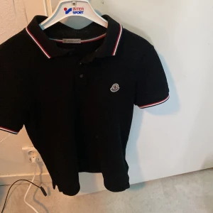 Moncler pike - Moncler pike, storlek S, Självklart äkta. Skriv för fler bilder eller frågor😃