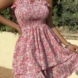 Klänning  - Fin somrig bandeaukläning. Använd 2 gånger Max!🌸🌺💐