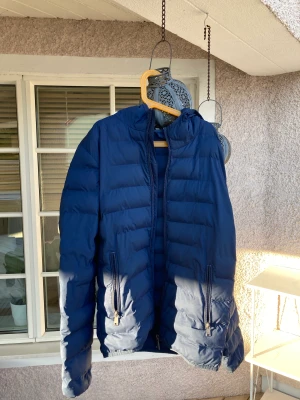 Guess Jacka Från London (Xs) - Guess jacka köpt i London 2019 för 1500 kr Väldigt bra skick, inga märkvärdiga problem med den utan bara använd  Skickar endast på Post 