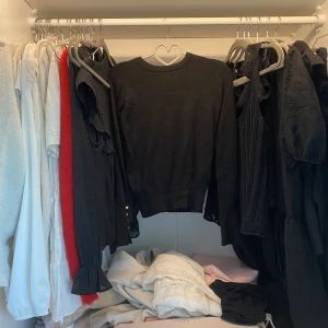 Zara tröja  - Ja säljer en fin tröja från zara för 75kr, köpt för 259kr för ett tag sedan, den är använd men bra kvalitet. Storlek s 