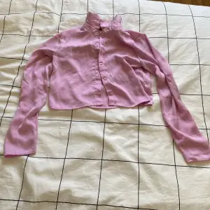 Säljer en rosa mjuk, tunn skjorta från New Yorker i storlek XS