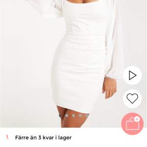 OANVÄND MED LAPPAR KVAR. URSPRUNGLIGEN 499kr.  Säljer denna fina klänning till student eller sommar i storlek 36/S, eftersom jag hittat en annan. Den passar mig bra och jag är 165 cm. 