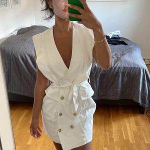 Klänning - Vit klänning med guldigt detaljer 