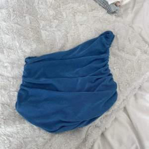 Blå topp - Superfin blå topp från design by si, lite slitage (se andra bilden), storlek xs