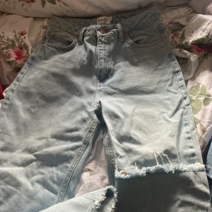 Jeans - Högmidjade jeans från NA-KD köpt för 1,5 år sen ca, använda fåtal gånger, säljer för dem är för små ❤️ nypris 499❤️