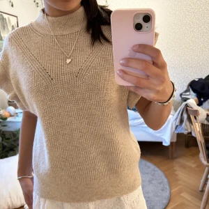 Stickad topp - En jättefin stickad topp från Only (tror jag). Köptes för 2 år sedan nämen kom aldrig till användning. Hör av er om ni har några frågor 💕