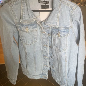Jeansjacka  - Helt ny jeansjacka i ljus tvättfrån boohoo med lappar kvar. Väldigt liten i storleken 