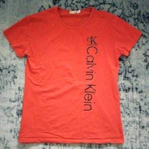 Calvin Klein t-shirt. Bra skick. Har använts få gånger. Orange.