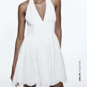 Zara klänning - Köptes förra sommaren, ändast använd ett fåtal gånger. Köpte för 399kr och säljer för 190kr+frakt. Skriv privat för fler bilder💕