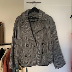 Rutig jacka - Fin jacka som är stilig men ändå rätt casual. I nytt skick då den enbart är använd ett fåtal gånger. Pris kan diskuteras vid snabbt köp. Skriv om du har funderingar/frågor :)