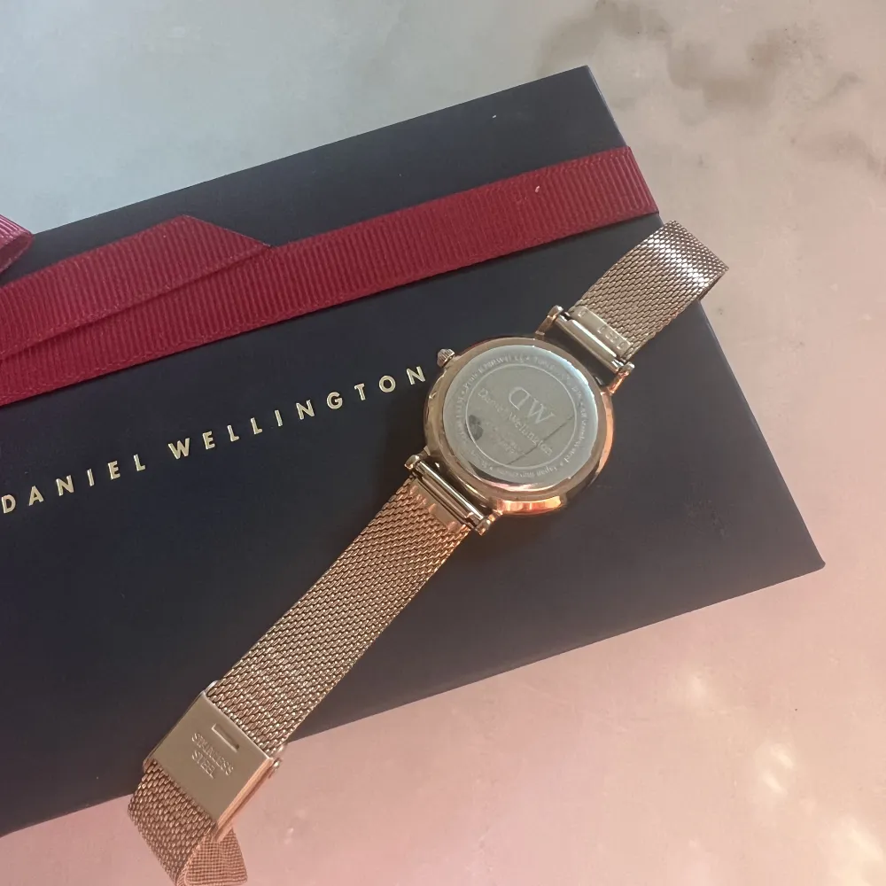 (Tryck ej köp)!  Daniel Wellington petite evergold 28 mm klocka säljes då den inte kommer till användning. Har inte använt den många gånger vilket gör att den är i fint och välvårdat skick🌷🩷. Originalförpackning följer med! . Accessoarer.