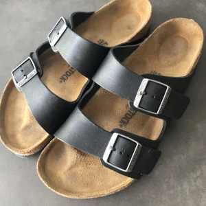 Birkenstock 43 - Svarta Birkenstock i fint beg skick. Stl 43