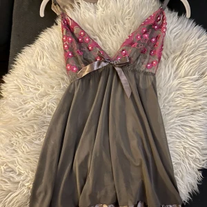 Gullig topp - Fint linne som jag inte hittat användning för tyvärr men supergulligt, strl s-m skulle jag uppskatta💕