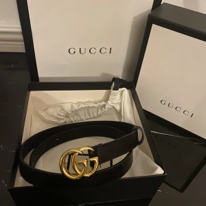 Gucci bälte  - Svart bälte i äkta läder. Bältet är 2 cm i bredden, storlek S. GG märket på bältet är i glansigt guld. Bältet är buret ungefär 10 gånger. Låda, påse samt kvitto medföljer. Köpt i Stockholm birgerjarlsgatan. Ord pris 2999 kr.