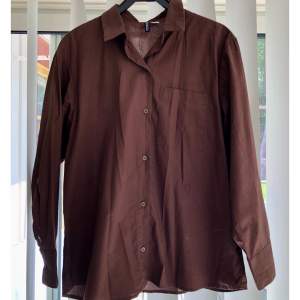 En superfin brun skjorta från H&M. 🌼 Använd fåtal gånger - väldigt fint skick! Katt finns i hemmet. 