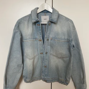 jeansjacka från ICHI - Ljus jeansjacka från ICHI. Storlek 34. Knapp använd och i nyskick. 