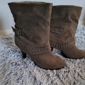 Stövletter  - Stövletter i mocka Stl 40