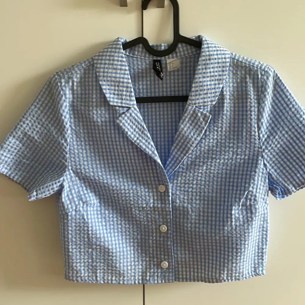 Blårutig croppad skjorta från H&M 👚 Nypris: 149kr 👚Aldrig använd 👚Stl 36 👚. Paidat.