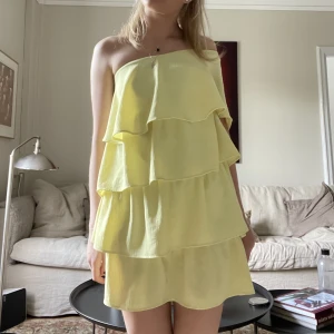 Zara volangklänning - Jag säljer min älskade volangklänning från zara😭😭 Den såldes ut förra sommaren fort och är fortfarande jättepopulär, så var snabba!!💕