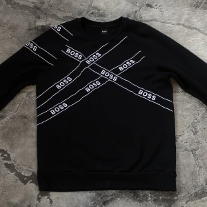 Hugo boss tröja - Säljer min Hugo boss tröja som köptes i danmark, slutsålda överallt. Passar även en M. Skick 10/10. Retail 1500kr försten till kvarn! Pris går att diskutera.