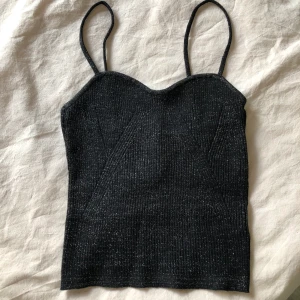 Glittertopp - Säljer denna glittriga toppen från h&m. Aldrig använd, storlek xs. Säljer för 110kr + frakt💓