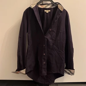 Burberry skjorta - Hej, säljer nu min burberry skjorta då jag inte har någon användning av den. Eftersom den är för liten för mig. Det är Strl M men passar också S. Skick 8/10 hör av er ifall det är några frågor 